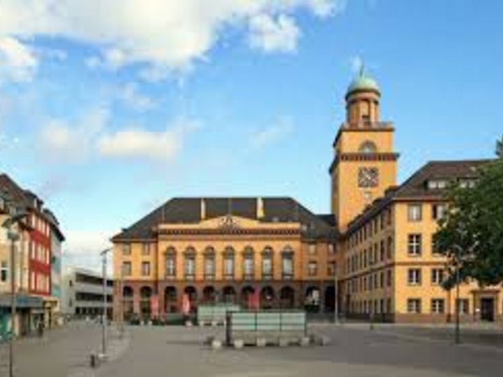 The yellow municipal building of Witten in the background and the city's market square in the background