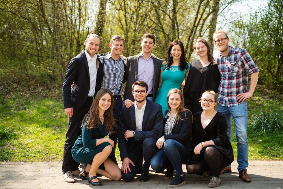 Group picture of the 10 team members of the Conference 2019 outside on a green meadow 